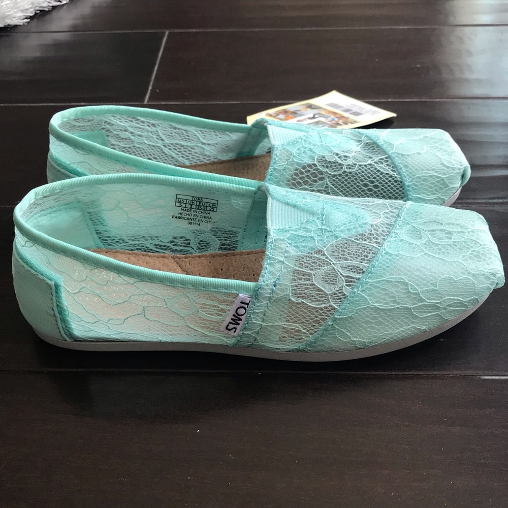 TOMS lace flats